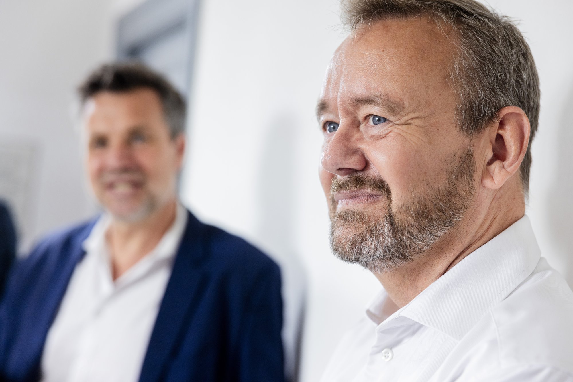 Kenneth Birkholm i faglig samtale med kollega – M&A-rådgiver hos Dealmaster M&A